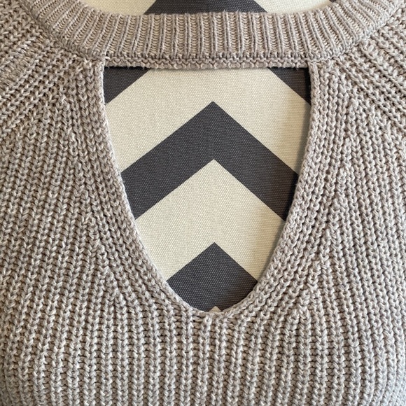 Love More~ Woman’s Cropped Cutout Keyhole Gray Knit Pullover Sweater Size‎ L - Picture 2 of 6